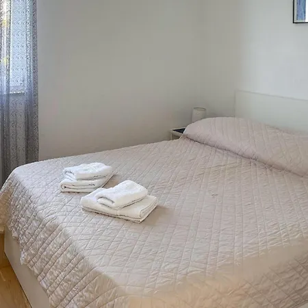 1 Bedroom Beautiful In Podgora (Split-Dalmatia)